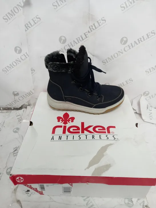 BOXED PAIR OF RIEKER WATER RESISTANT WARM HIKER BOOTS, NAVY - SIZE 5