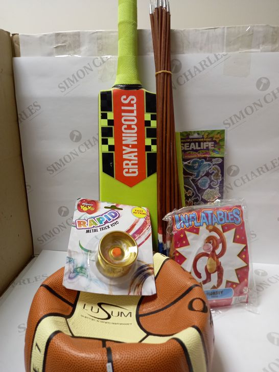 LOT OF ASSORTED ITEMS TO INCLUDE GRAY-NICOLLS CLOUD CATCHER CRICKET BAT SIZE ONE, LUSUM OPTIO BASKETBALL, SET OF WOODEN ARROWS ETC. 