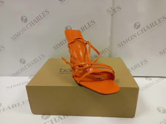 BOXED PAIR OF BOOHOO WIDE FIT MULTI STRAP 2 PART SANDAL IN ORANGE UK SIZE 6