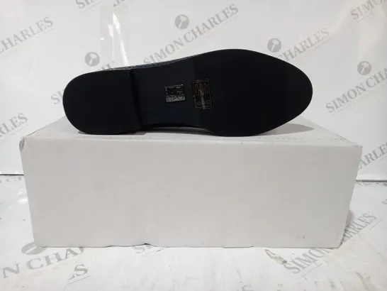 BOXED PAIR OF MODA IN PELLE WAYLEN LOAFERS IN NAVY SIZE 5