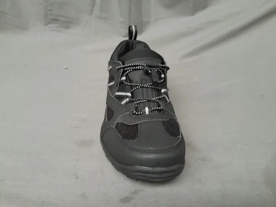 BOXED PAIR OF MOUNTAIN WAREHOUSE MEANDER KIDS WATERPROOF COMFORT WALKING SHOES IN BLACK UK SIZE 4