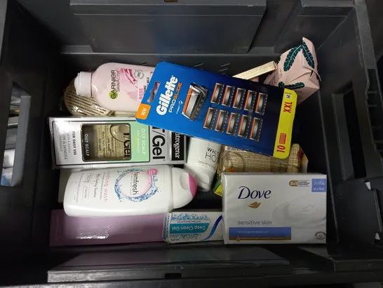 BOX OF APPROXIMATELY 20 COSMETIC ITEMS TO INCLUDE - DOVE SOAP - GILLETTE BLADES  - FEM FRESH FEMININE WASH - ETC 