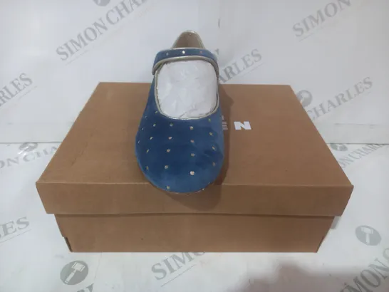 BOXED PAIR OF MINI BODEN VELVET MARY JANES KIDS SHOES IN BLUE EU SIZE 33