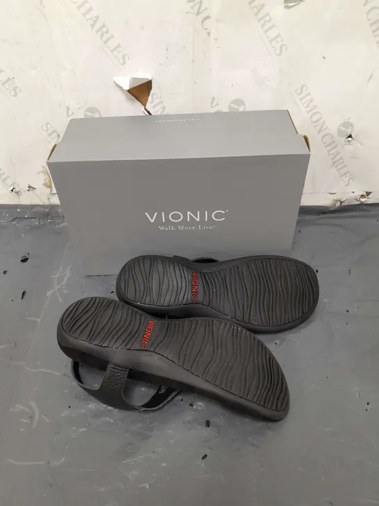 BOXED PAIR OF VIONIC BLACK SANDALS IN SIZE 7