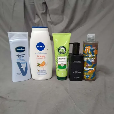 APPROXIMATELY 20 ASSORTED COSMETIC PRODUCTS TO INCLUDE NIVEA SHOWER CREAM, THE WHITE COMPANY BODY WASH AND VASELINE BODY LOTION ETC. 