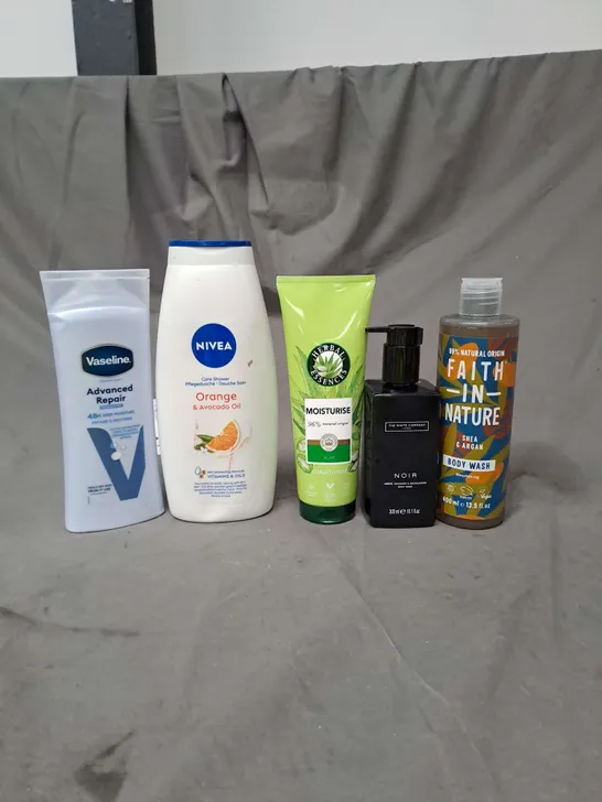 APPROXIMATELY 20 ASSORTED COSMETIC PRODUCTS TO INCLUDE NIVEA SHOWER CREAM, THE WHITE COMPANY BODY WASH AND VASELINE BODY LOTION ETC. 