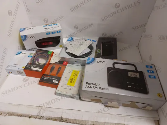 BOX OF ASSORTED ELECTRICAL ITEMS TO INCLUDE CLOCKS, POWER BANKS AND USB CABLES