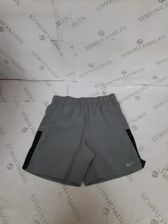 NIKE CHALLENGER CASUAL SHORTS SIZE M - KIDS