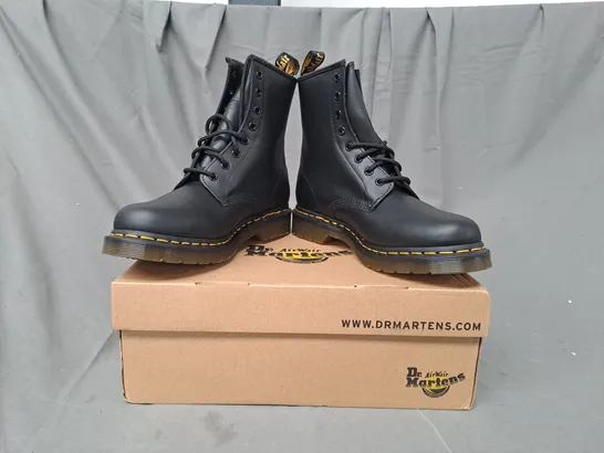 BOXED PAIR OF DR MARTENS 1460 VONDA BOOTS IN BLACK W. ROSE DESIGN UK SIZE 7