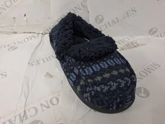 PAIR OF MUK LUKS ANAIS SLIPPERS IN NAVY/LIGHT BLUE - SIZE 9