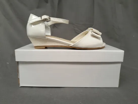 BOXED PAIR OF SPOT ON PEEP TOE PARTY SHOES IN WHITE W. GLITTER EFFECT EU SIZE 29