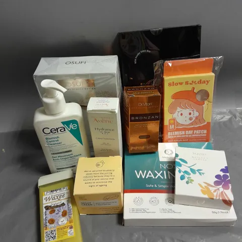 BOX OF APPROXIMATELY 15 ASSORTED COSMETIC ITEMS TO INCLUDE - CERAVE BLEMISH CONTROL CLEANSER - UPCIRCLE NIGHT CREAM - AVENE CREME HYDRATANTE SPF 30 - ETC