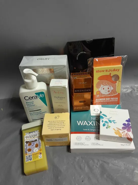 BOX OF APPROXIMATELY 15 ASSORTED COSMETIC ITEMS TO INCLUDE - CERAVE BLEMISH CONTROL CLEANSER - UPCIRCLE NIGHT CREAM - AVENE CREME HYDRATANTE SPF 30 - ETC