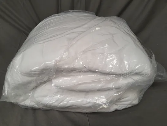 UNBRANDED DUVET IN WHITE - SIZE UNSPECIFIED