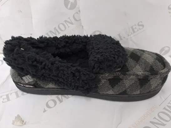 PAIR OF MUK LUKS ANAIS SLIPPERS IN BLACK/DARK GREY - SIZE 8