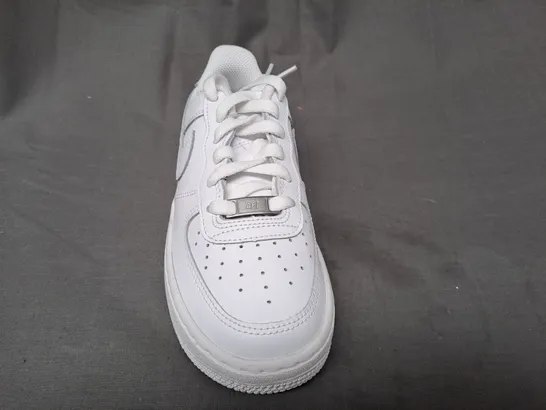 BOXED PAIR OF NIKE AIR FORCE 1 SHOES IN WHITE UK SIZE 3