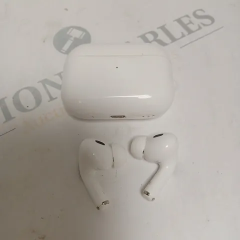 APPLE AIRPODS IN WHITE WITH CHARGING CASE 