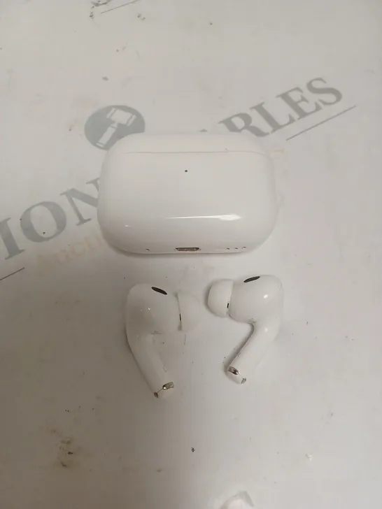 APPLE AIRPODS IN WHITE WITH CHARGING CASE 