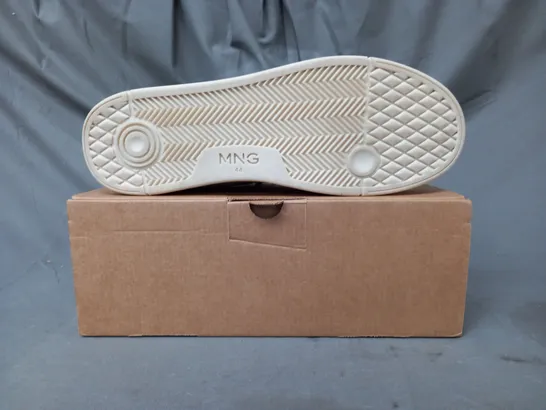 BOXED PAIR OF MNG SHOES IN OFF-WHITE/STONE/MOSS EU SIZE 44