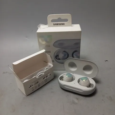 BOXED SAMSUNG GALAXY BUDS IN WHITE/SILVER