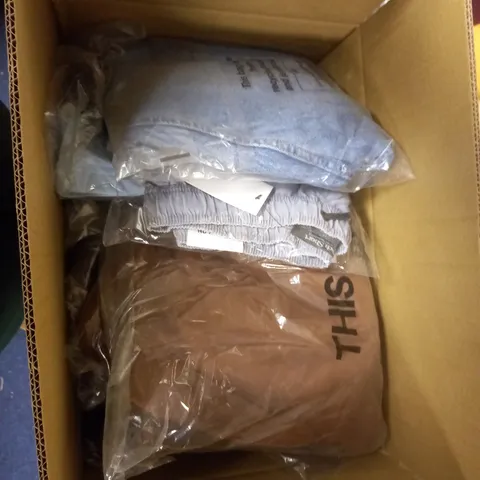 BOX OF APPROXIMATELY 15 ASSORTED CLOTHING ITEMS TO INCLUDE JUMPERS AND T-SHIRTS