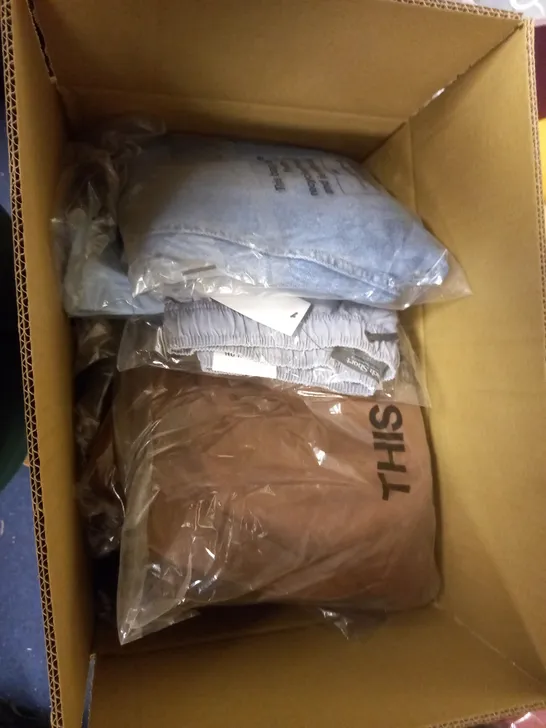 BOX OF APPROXIMATELY 15 ASSORTED CLOTHING ITEMS TO INCLUDE JUMPERS AND T-SHIRTS