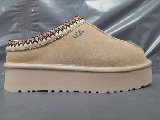 BOXED PAIR OF UGG SHOES IN BEIGE UK SIZE 7