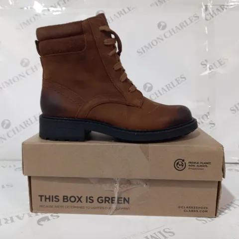 BOXED PAIR OF CLARKS ORINOCO 2 SPICE ANKLE BOOTS IN BROWN UK SIZE 4