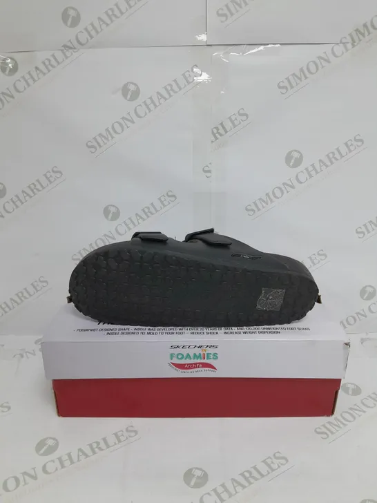 BOXED PAIR OF SKETCHERS ARCH FIT FOAMIES BLACK SIZE 6 SANDAL 