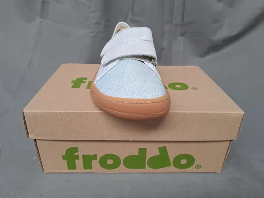 BOXED PAIR OF FRODDO BAREFOOT CANVAS KIDS SHOES IN SILVER EU SIZE 29