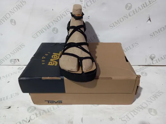 BOXED PAIR OF TEVA MIDFORM INFINITY SANDALS IN BLACK UK SIZE 5