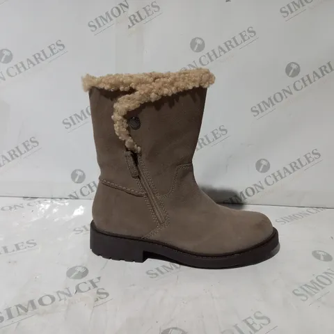 PAIR OF CLARKS OPAL BOOTS IN PEBBLE UK SIZE 3