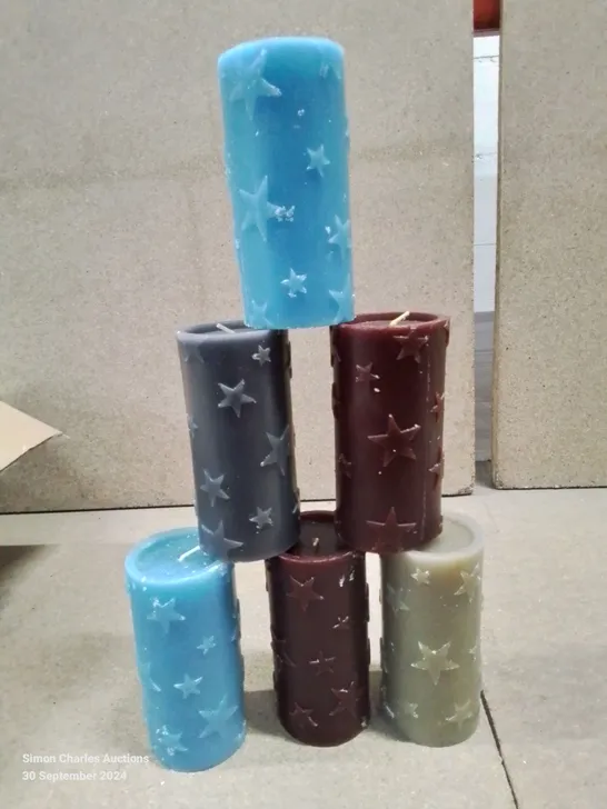 BOX CONTAINING 20 STAR CANDLES IN VARIOUS COLOURS