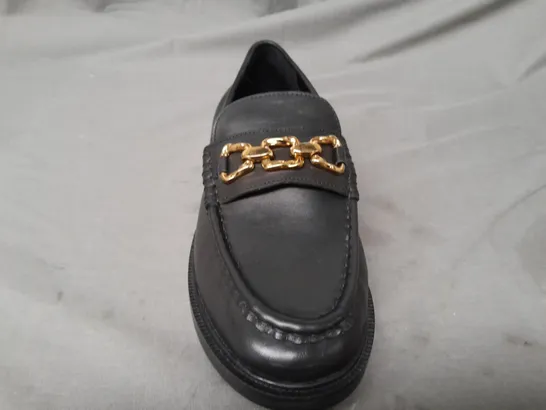 BOXED PAIR OF TOPSHOP LOAFERS IN BLACK W. GOLD EFFECT CHAIN SIZE 6