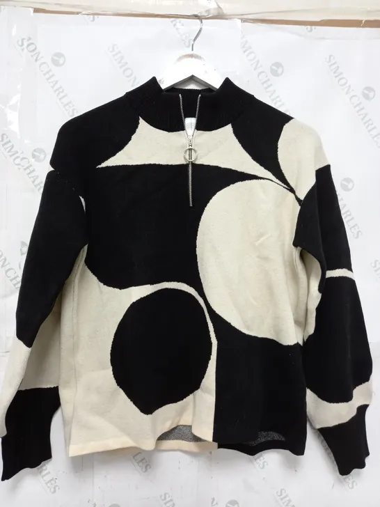 MARLA WYNNE HALF ZIP SWEATER IN BLACK/WHITE - MEDIUM