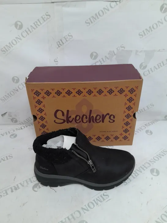 SKETCHERS EASY GOING BOOT IN BLACK - SIZE 5.5