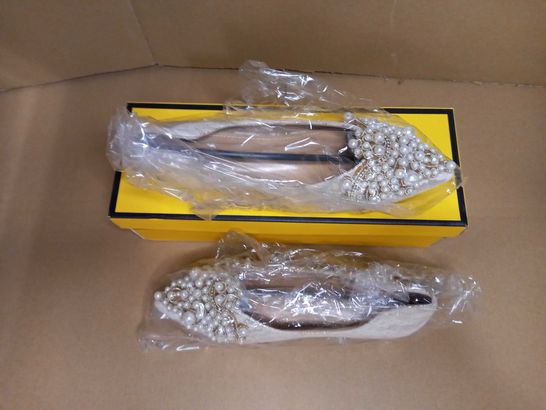 BOXED PAIR OF DESIGNER IVORY PEARL DETAILED PUMPS - SIZE 5