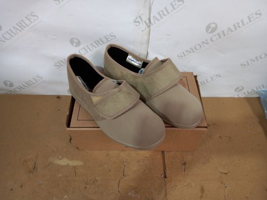 BOXED PAIR OF COSYFEET SHOES SIZE 5