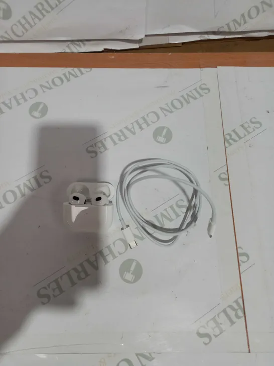 APPLE AIRPODS 3RD GEN WITH LIGHTNING CHARGING CASE