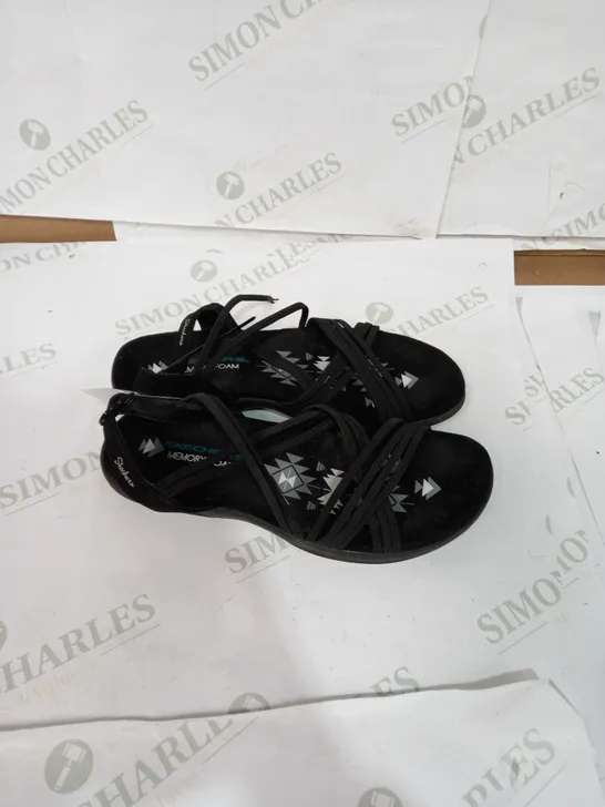 BOXED PAIR OF SKECHERS REGGAE SANDALS IN BLACK - SIZE NOT SPECIFIED