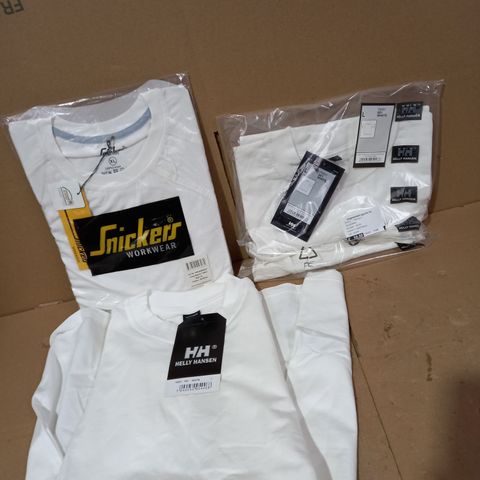 LOT OF 3 ASSORTED WORKWEAR T-SHIRTS INCLUDING SNICKERS, WHITE SIZE XL & HELLY HANSEN, WHITE SIZE L