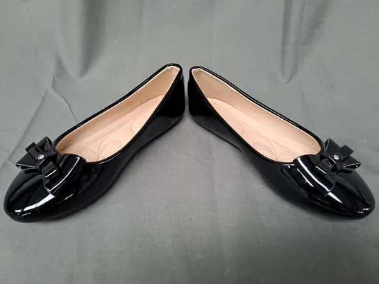 BOXED PAIR OF DESIGNER FLAT SLIP-ON SHOES IN BLACK W. BOW DETAIL EU SIZE 36