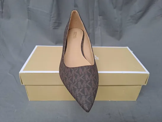 BOXED PAIR OF MICHAEL KORS HEELED KITTEN PUMPS IN BROWN EU SIZE 39