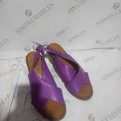 UNBOXED PAIR OF MODA IN PELLE LASSANDRA SANDAL IN PURPLE SIZE 5