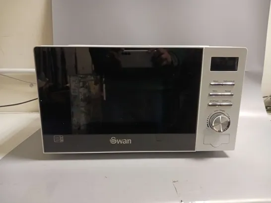 SWAN 20L 700W DIGITAL MICROWAVE - WHITE RRP £64