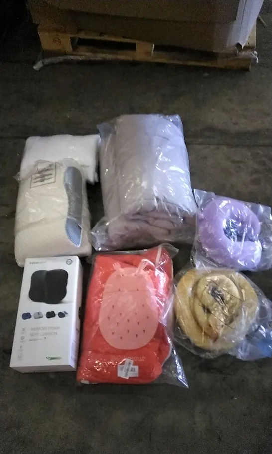 PALLET OF ASSORTED HOUSEHOLD GOODS TO INCLUDE NECK PILLOW, SNAKE TEDDY, AND SEAT CUSHION ETC.