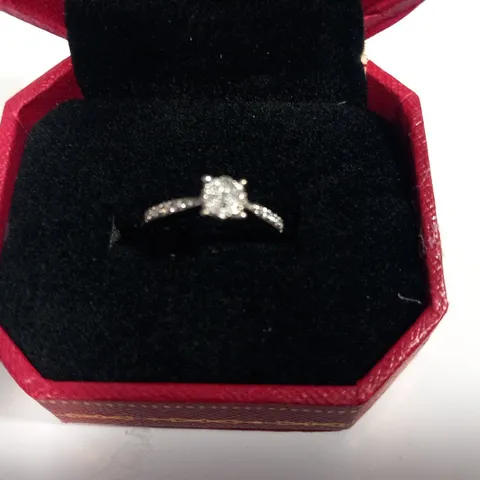 9CT WHITE GOLD DIAMOND SET RING WITH DIAMONDS TO SHOULDERS