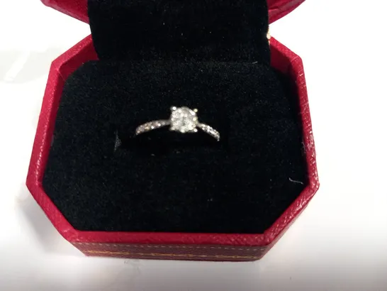 9CT WHITE GOLD DIAMOND SET RING WITH DIAMONDS TO SHOULDERS