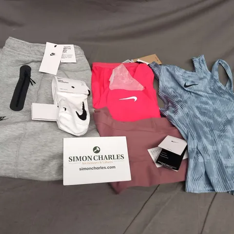 APPROXIMATELY ELEVEN ASSORTED ITEMS OF NIKE CLOTHING AND ACCESSORIES