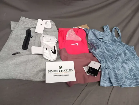 APPROXIMATELY ELEVEN ASSORTED ITEMS OF NIKE CLOTHING AND ACCESSORIES